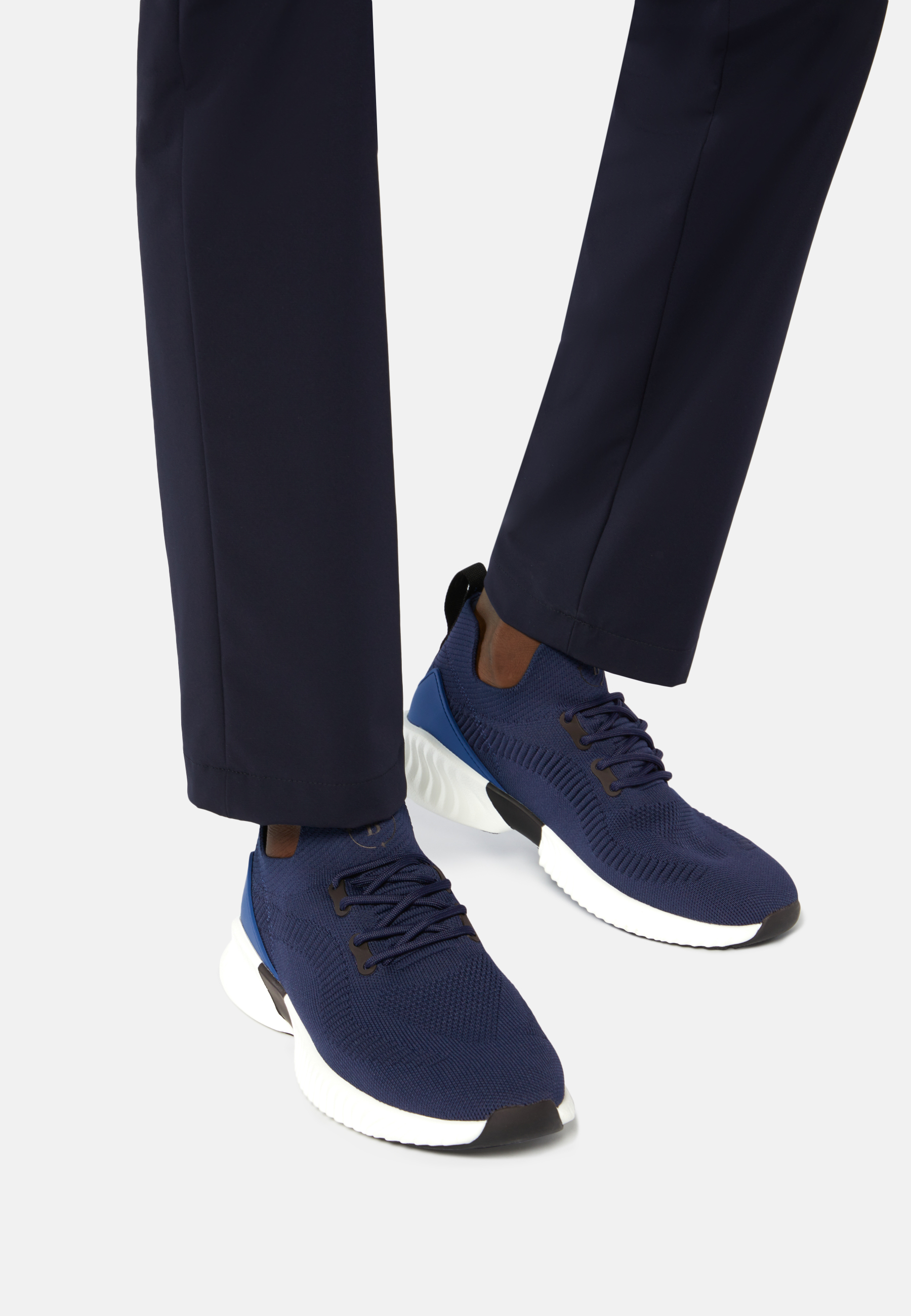 Темно-синие кроссовки из высокотехнологичной ткани для спорта и фитнеса – фото №  3