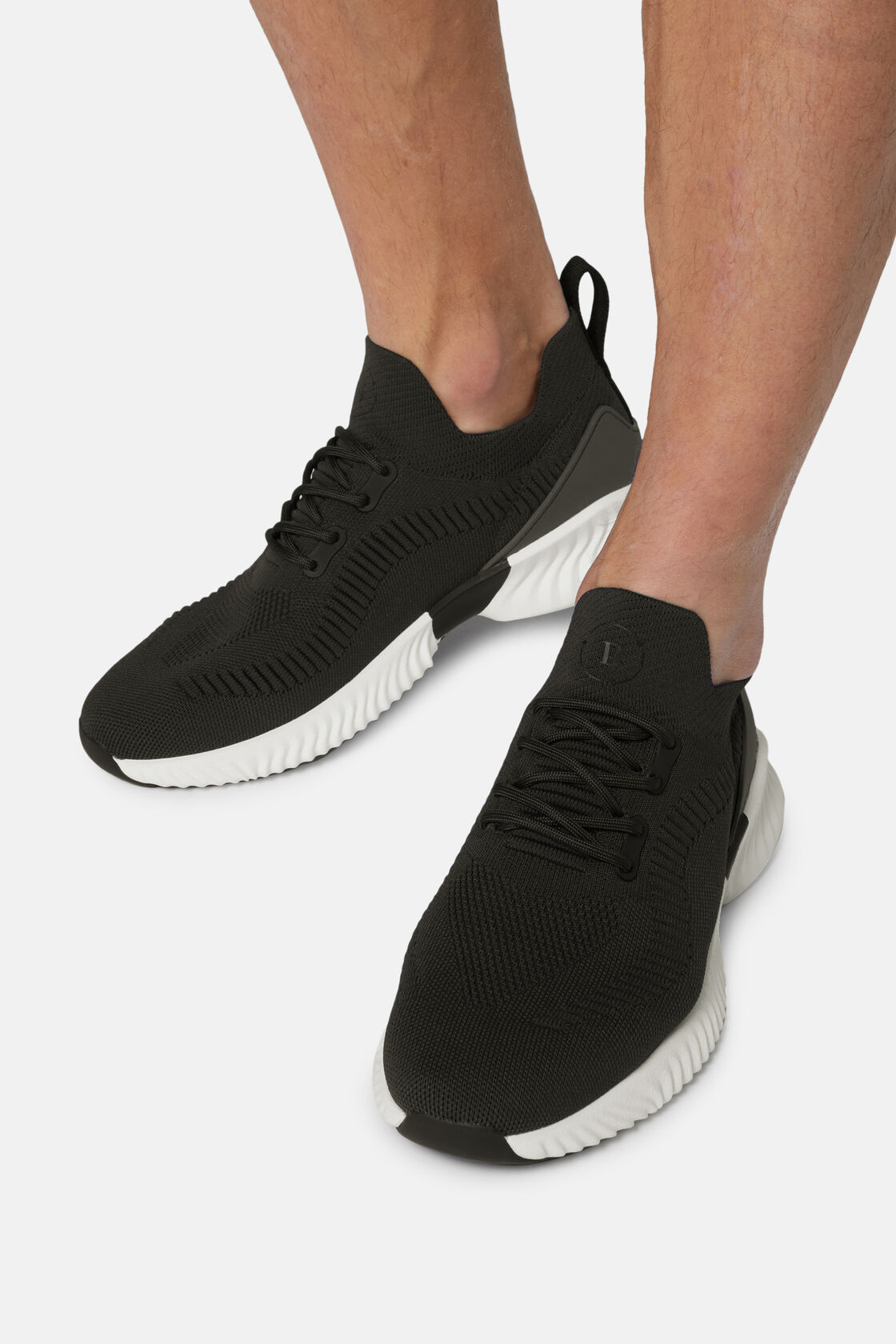 Черные кроссовки из высокотехнологичной ткани для спорта и фитнеса – фото №  3