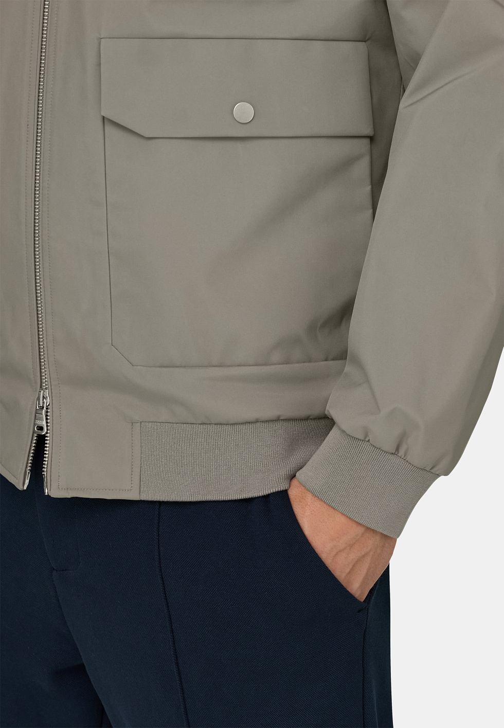 Бомбер из переработанной технической ткани для спорта и фитнеса – фото №  5