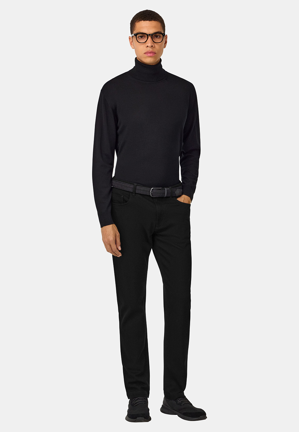 Джинсы из чёрного эластичного денима для спорта и фитнеса – фото №  4